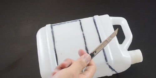 醬油用完瓶子不要扔,切幾刀放在衛(wèi)生間太實(shí)用了,一家人都搶著用
